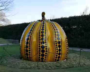 P1100215 Yoyoi Kusama, Pumpkin, 2016.