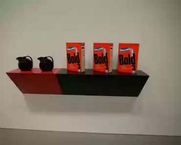 P1100221 Haim Steinbach, Supremely black, 1985.