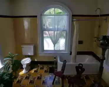 P1050790 Bathroom. Art deco floortiles from Paris.