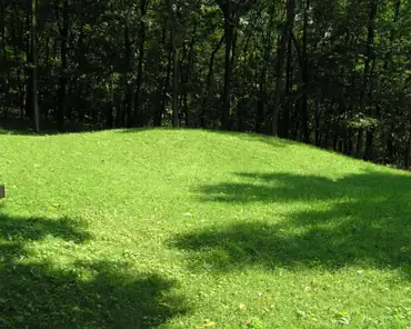 p8270016 Effigy mound : American Indians built those mounds for 2000 years, until a bit before Europeans arrived. The mounds had several functions, including being...