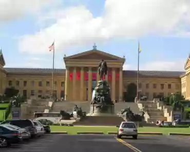 105_0555 The Museum of art of Philadelphia features reconstitutions of a 13th century French cloister (from Roussillon), a Hindou temple, a Chinese palace hall, and a...