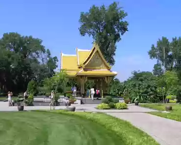 p8280015 Thai garden.